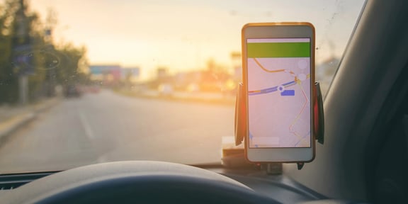 Teléfono movil con google maps para medir la distancia y tiempo de la casa al trabajo